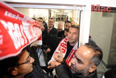 Antalya’da Podolski rüzgarı! Yıldız oyuncu şehre böyle geldi