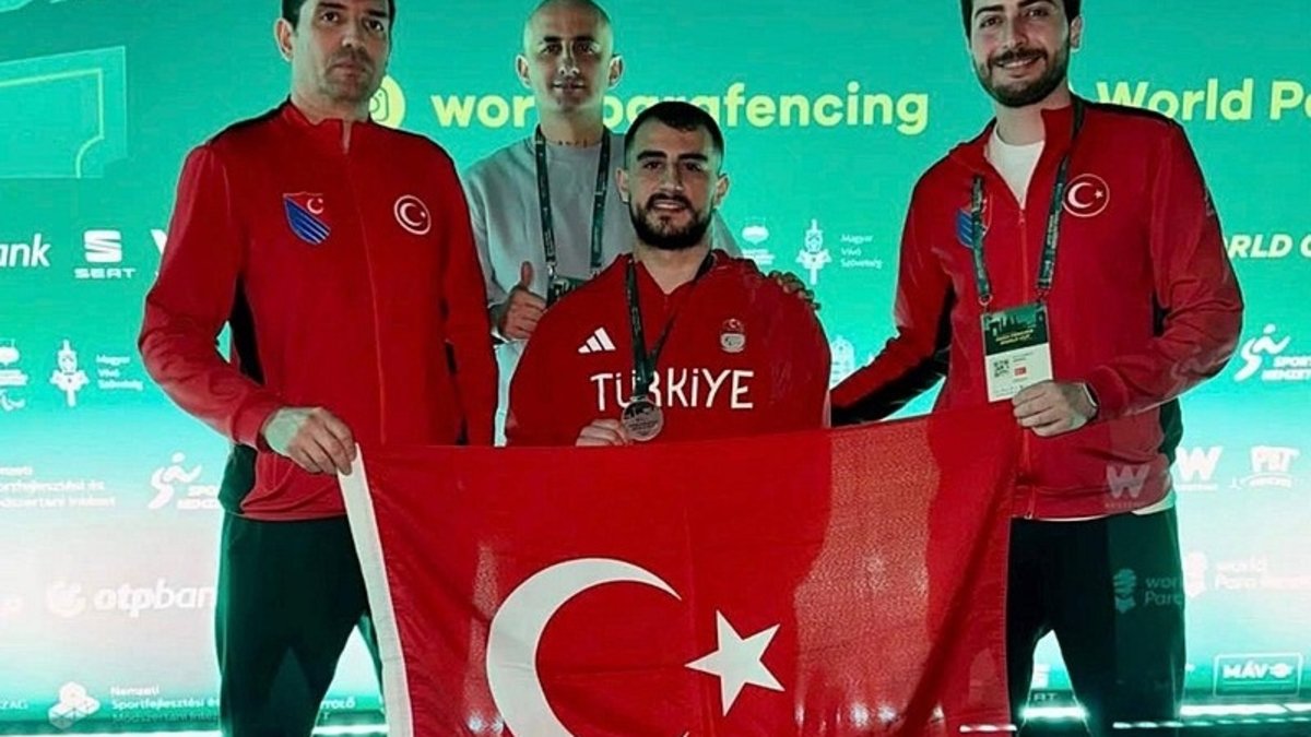 Milli para eskrimci Hakan Akkaya, Dünya Kupası'nda gümüş madalya aldı