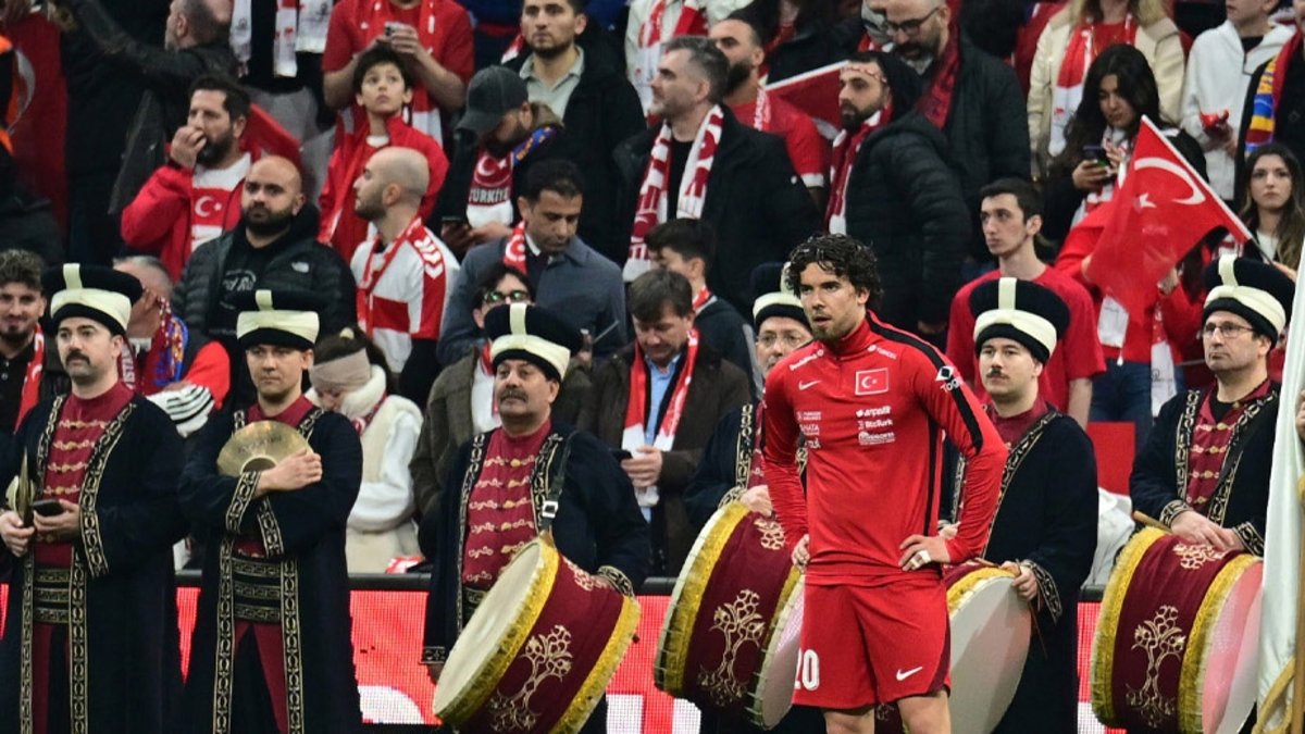 Dolmabahçe'de Mehter Takımı ile Futbol Coşkusu Zirveye Ulaştı!