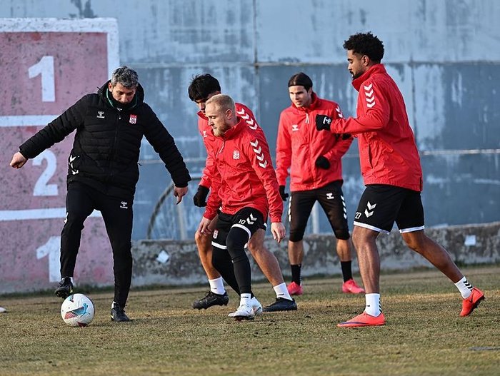sivasspor-besiktas-maci-canli-izle-sivasspor-besiktas-maci-ne-zaman-saat-kacta-hangi-kanalda-ztk-canli-mac-izl-1736227836752.jpeg