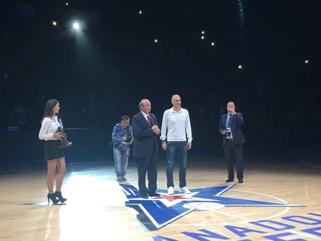 Anadolu Efes, Naumoski'yi onurlandırdı - 1
