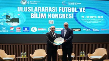 Mehmet Büyükekşi'ye ödül