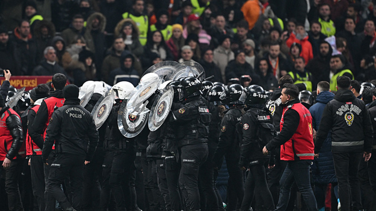 Galatasaray-Fenerbahçe maçının bilançosu! 71 kişi hakkında işlem yapılmıştır Galatasaray-Fenerbahçe maçının bilançosu! 71 kişi hakkında işlem yapılmıştır