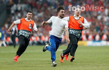 Liverpool - Chelsea maçında sahaya atladı!