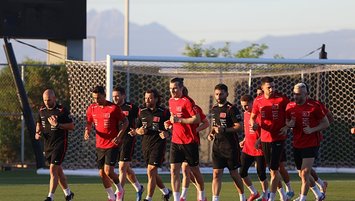Millilerin antrenmanında dikkat çeken Montella-Hakan-İrfan toplantısı