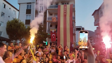 Galatasaray ve Fenerbahçeli minikler 24. şampiyonluğu birlikte kutladı