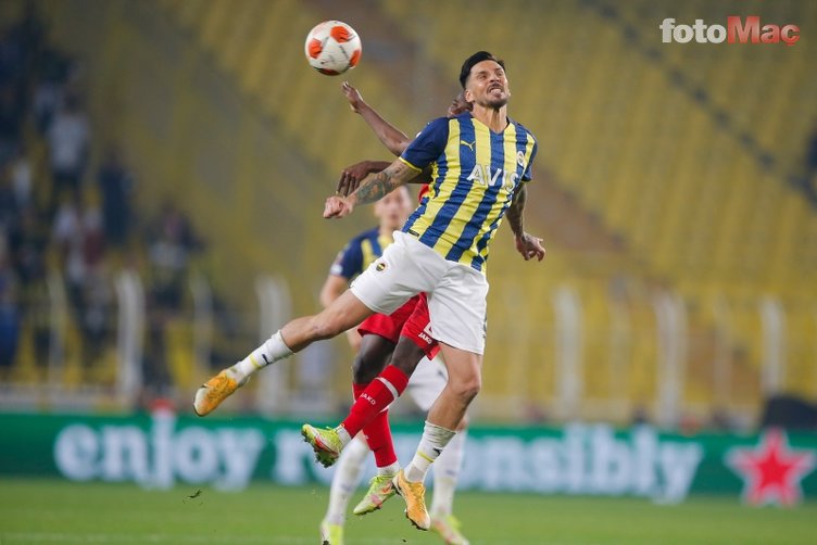 Fenerbahçe Antwerp maçı sonrası taraftarlardan futbolculara tepki!