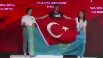Derya Ceren Çağlayan Kazak sporculara Türk bayrağıyla cevap verdi