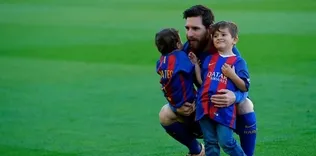Messi imzayı atıyor