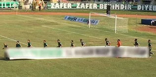 Sahaya pankartla çıktılar...