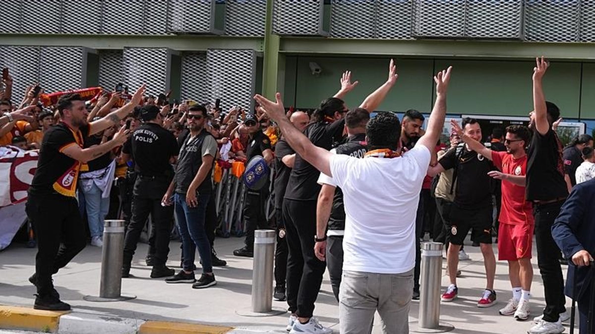 Şampiyon Galatasaray'a İzmir'de coşkulu karşılama! Şampiyon Galatasaray'a İzmir'de coşkulu karşılama!