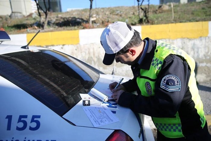 2023-trafik-cezalari-ne-kadar-oldu-kirmizi-isikta-gecmek-hiz-sinirini-asmak-kemer-takmamak-drift-atmak-cezasi-1668429136706.jpeg