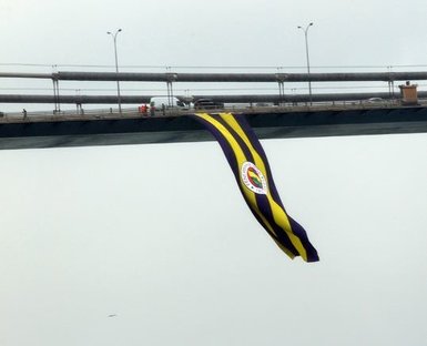 Fenerbahçe bayrakları Boğaziçi ve FSM köprülerinde