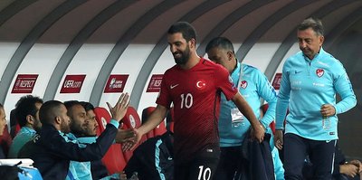 Arda Turan'a çıkarken protesto!