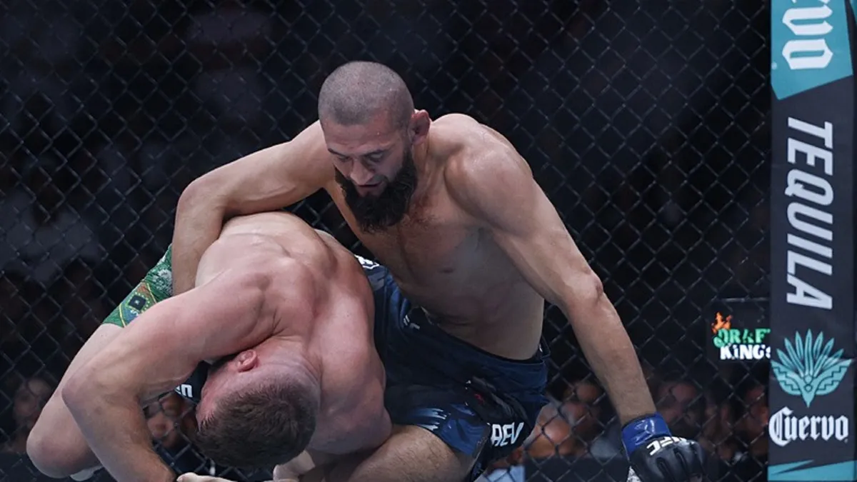 UFC'nin yeni orta sıklet şampiyonu Khamzat Chimaev!