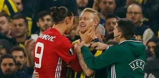Kjaer’in boynunu sıktı, hakemi itti
