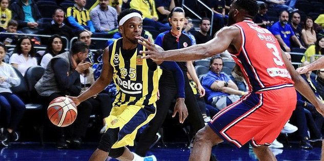 Fenerbahçe liderliğini sürdürdü