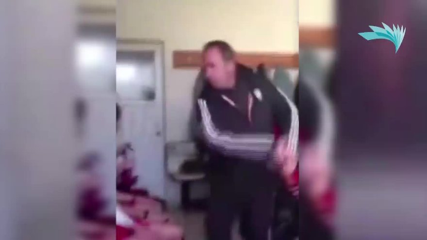 Teknik direktörden skandal hareket! Futbolcuları tek tek tokatladı