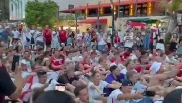Bu sefer İngiliz taraftarlar kürek çekti! Norveç galibiyeti sonrası...