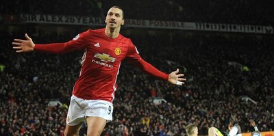 Zlatan atıyor ManU kazanıyor