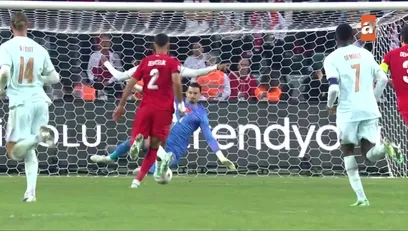 >Uğurcan Çakır kırmızı kart gördü! İşte o pozisyon...