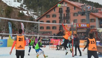 Karda voleybol şöleni