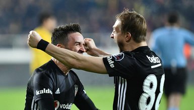 Beşiktaş Caner Erkin ve Gökhan Gönül'le uzatıyor