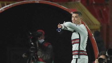Son dakika spor haberleri: Cristiano Ronaldo'nun yere attığı kaptanlık pazubendi yaklaşık 64 bin euroya satıldı